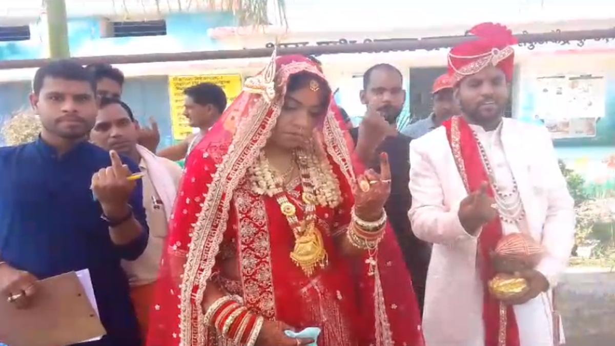 ससुराल जाने से पहले मतदान केंद्र पहुंची दुल्हन, विदाई से पहले नवविवाहिता ने किया मतदान …