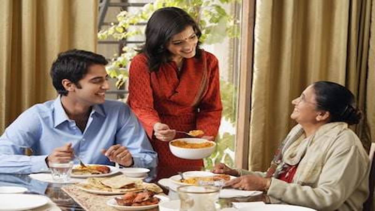 खाना परोसते समय भूलकर भी न करें ये गलतियां, नहीं तो मां अन्नपूर्णा हो सकती हैं क्रोधित