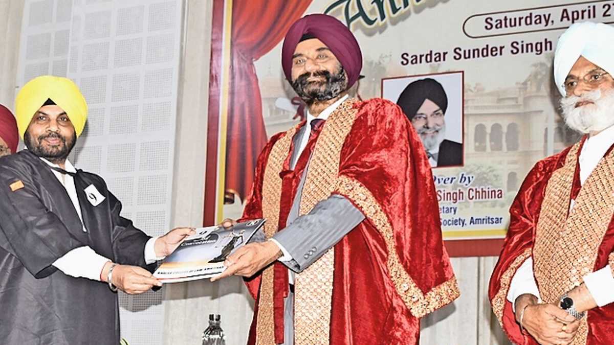Punjab News : मंत्री हरभजन सिंह ईटीओ ने ली कानून की डिग्री, जस्टिस जस गुरप्रीत सिंह ने दी उपाधि