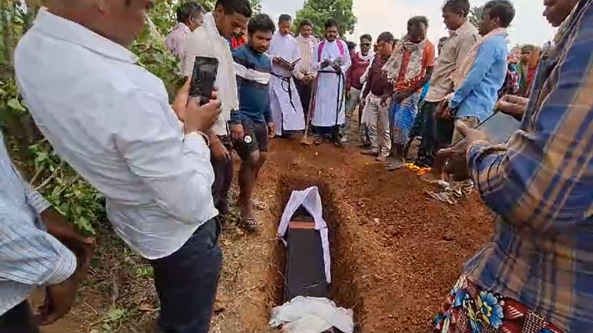धर्म परिवर्तन करने वाले मृतक को शमशान में ग्रामीणों ने नहीं दी जमीन, हाईकोर्ट की दखल के बाद दफनाया गया शव
