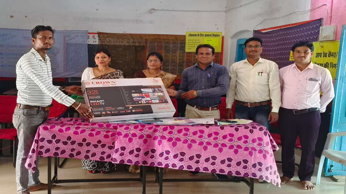 क्लास में बेटे को प्रथम स्थान मिलने पर खुशी से झूम उठा पिता, डिजिटल शिक्षा को बढ़ावा देने स्कूल को गिफ्ट किया 32 इंच का टीवी