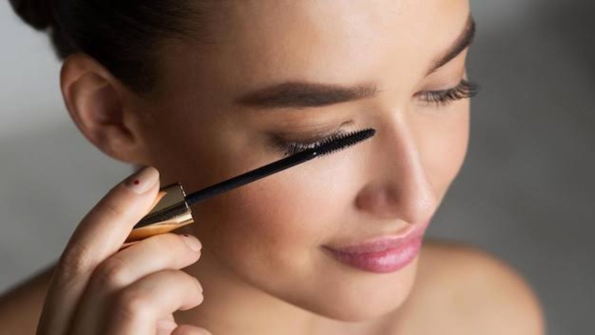 आप भी आंखों में करते हैं मस्कारा का बहुत ज्यादा इस्तेमाल, तो पहले जान लें इससे आंखों को होने वाले नुकसान