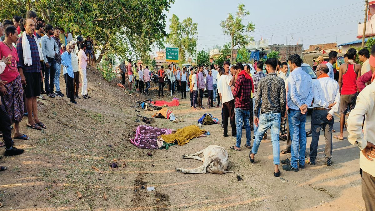 CG BREKING : सड़क किनारे बस का इंतजार कर रहे लोगों को तेज रफ्तार ट्रक ने कुचला, 4 की मौके पर मौत, चालक फरार