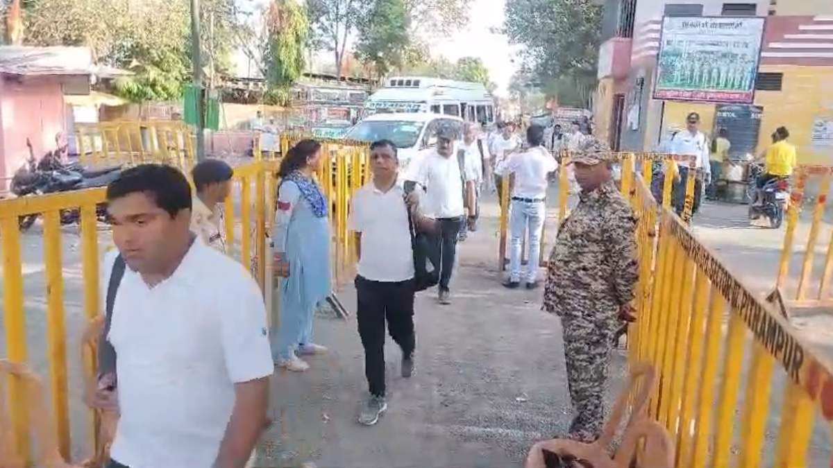 Dhar Bhojshala Survey: भोजशाला ASI सर्वे का आज 27वां दिन, 31 मजदूरों के साथ परिसर पहुंची टीम, एक अधिकारी की बिगड़ी तबीयत