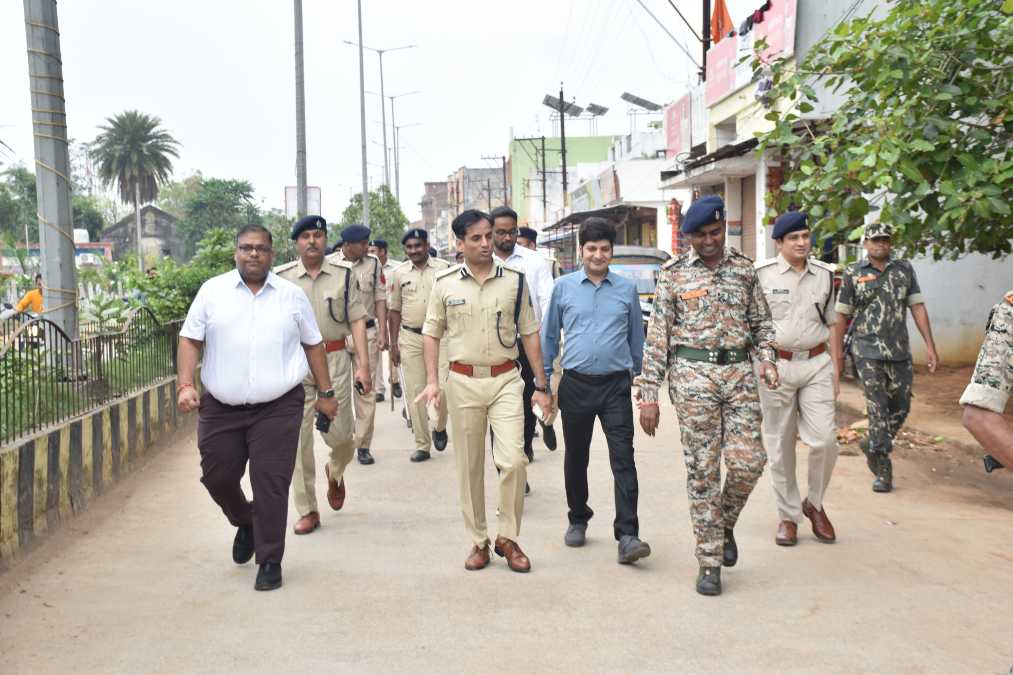 कलेक्टर-एसएसपी ने टीम के साथ किया फ्लैग मार्च, चुनाव के दौरान शांति बनाए रखने का दिया संदेश