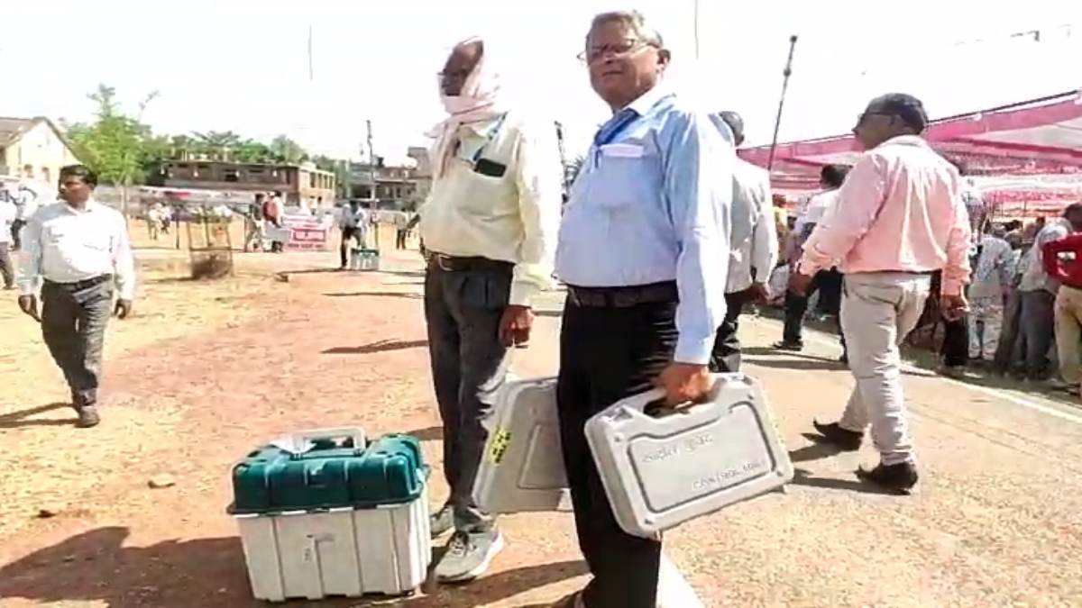 Lok Sabha elections phase 2: मतदान दलों को वितरित किया गया EVM-VVPAT, कलेक्टर ने मतदाताओं से की ये अपील