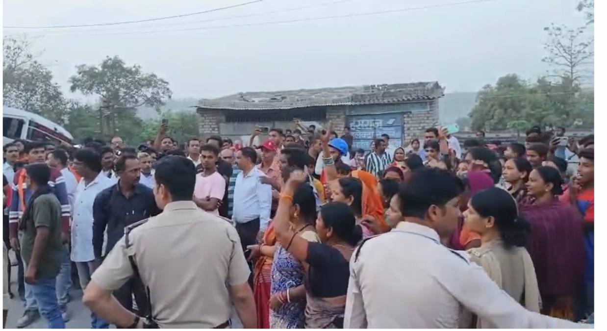 तेज रफ्तार ट्रेलर ने ऑटो को मारी टक्कर, चालक सहित पांच घायल, आक्रोशित भीड़ ने किया चक्काजाम