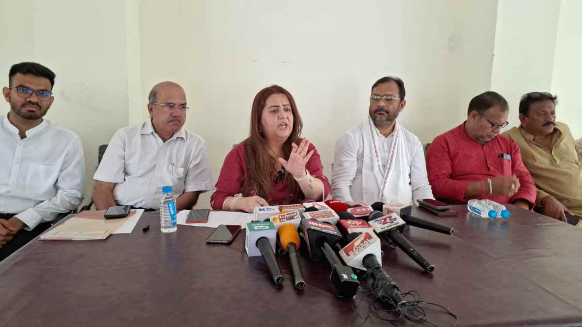 राधिका खेड़ा ने भाजपा पर जमकर निकाली भड़ास, कहा – कंधार में जिस आतंकवादी को BJP सरकार ने छोड़ा उसने 26/11 हमला किया और ये कांग्रसियों को कहते है आतंकवादी