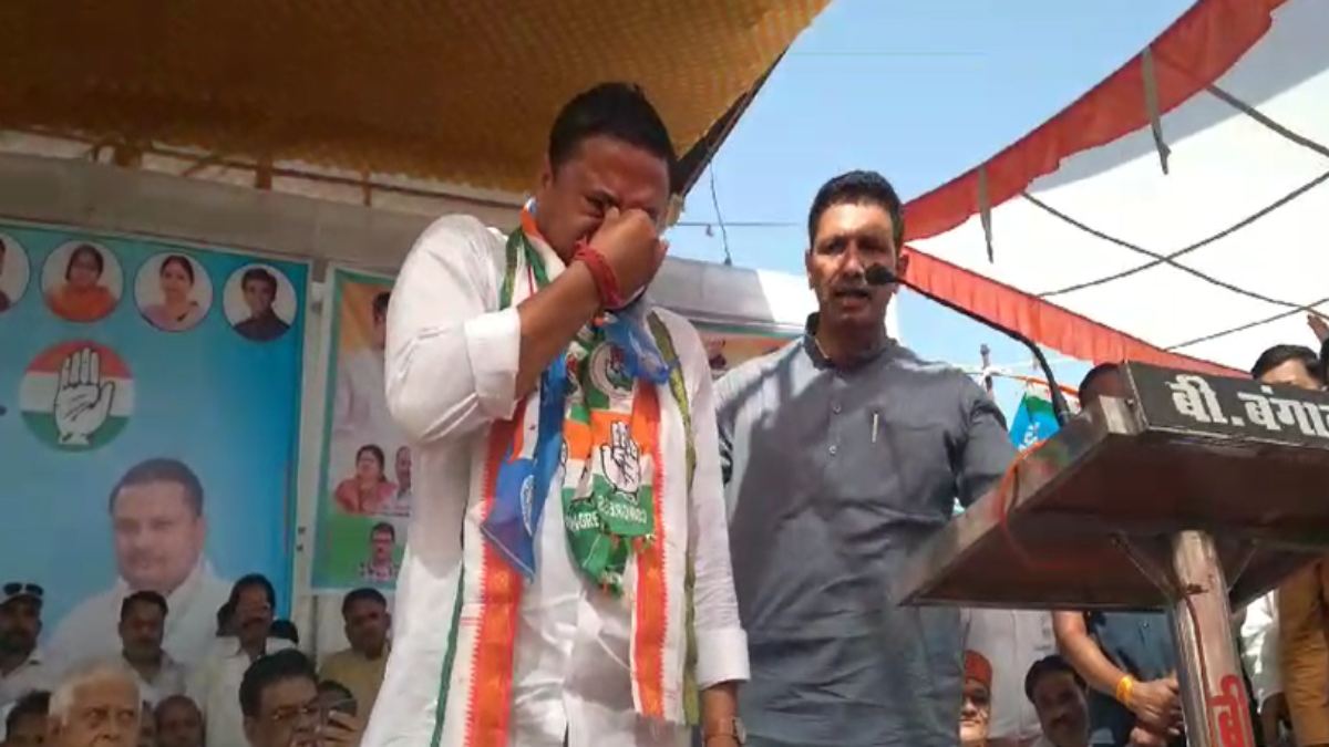 मंच पर फूट-फूटकर रोने लगे कांग्रेस प्रत्याशी, Video वायरल