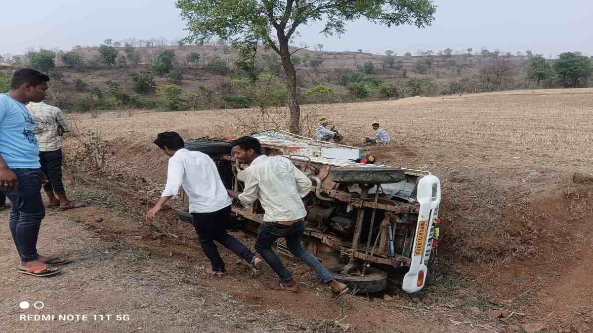 तेज रफ्तार पिकअप अनियंत्रित होकर पलटी: एक दर्जन से अधिक घायल, सगाई समारोह में शामिल होने जा रहे थे लोग