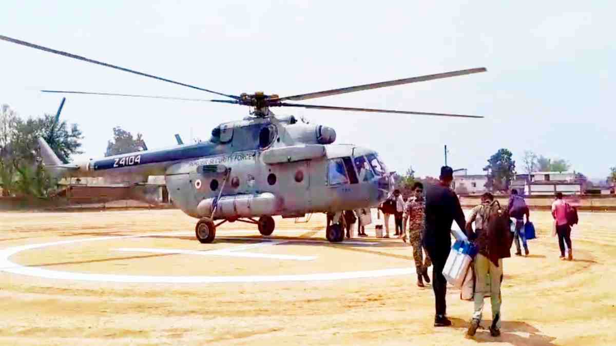 Lok Sabha Election 2024 : अतिसंवेदनशील क्षेत्रों के लिए हेलीकॉप्टर से रवाना हुई 9 पोलिंग पार्टियां, कलेक्टर और एसपी ने मतदान अधिकारियों से मिलकर की हौसला-अफजाई