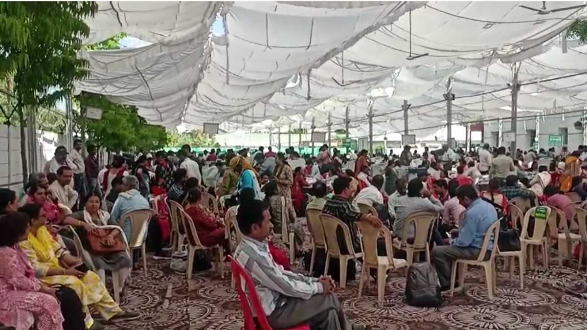 MP में कल पहले चरण का मतदानः स्ट्रांग रूम से किया चुनाव सामग्री का वितरण, वोटिंग के लिए कुल 2139 मतदान केंद्र