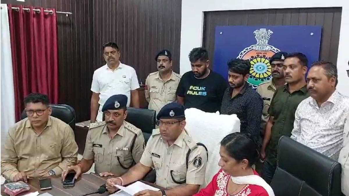 पुलिस ने कैफे में मारी रेड, दबिश के दौरान बड़ा खुलासा, 15 बैंक एकाउंट और 50 सीम कार्ड जब्त