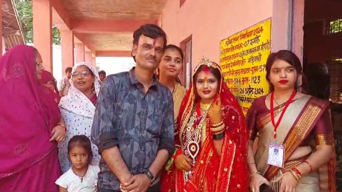 LokSabha Election 2024 Phase 2: मंडप से सीधे मतदान केंद्र पहुंची दुल्हन, अपना फर्ज निभाकर लोगों को भी किया प्रेरित