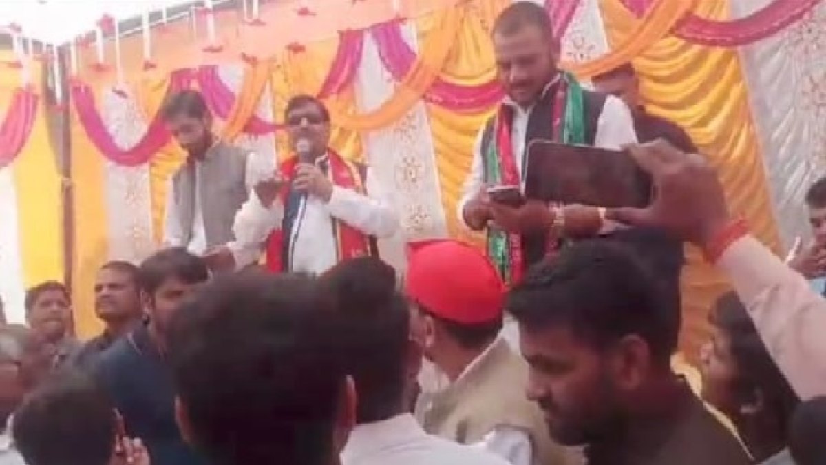 नेताजी की धमकी, मंच से कहा- वोट दोगे तो ठीक, नहीं तो करेंगे हिसाब-किताब, Video वायरल होने के बाद दी ये सफाई…