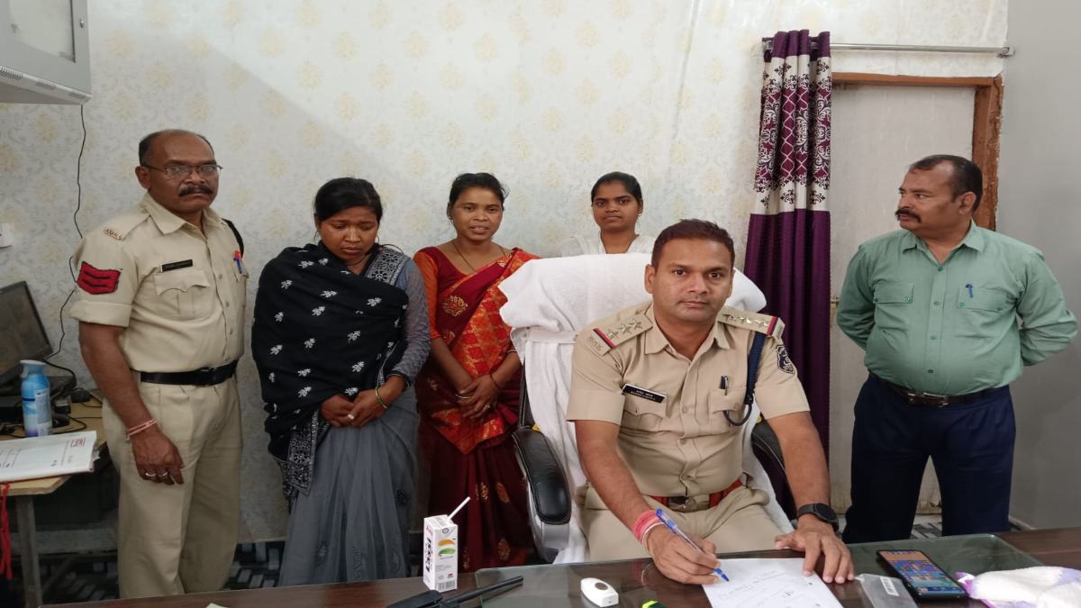 आग लगे मोबाइल को… फोन के लिए लिए झगड़ रही थी दो बहनें, गुस्से में 4 महीने के बच्चे को पटका, इलाज के दौरान मौत, महिलाएं गिरफ्तार