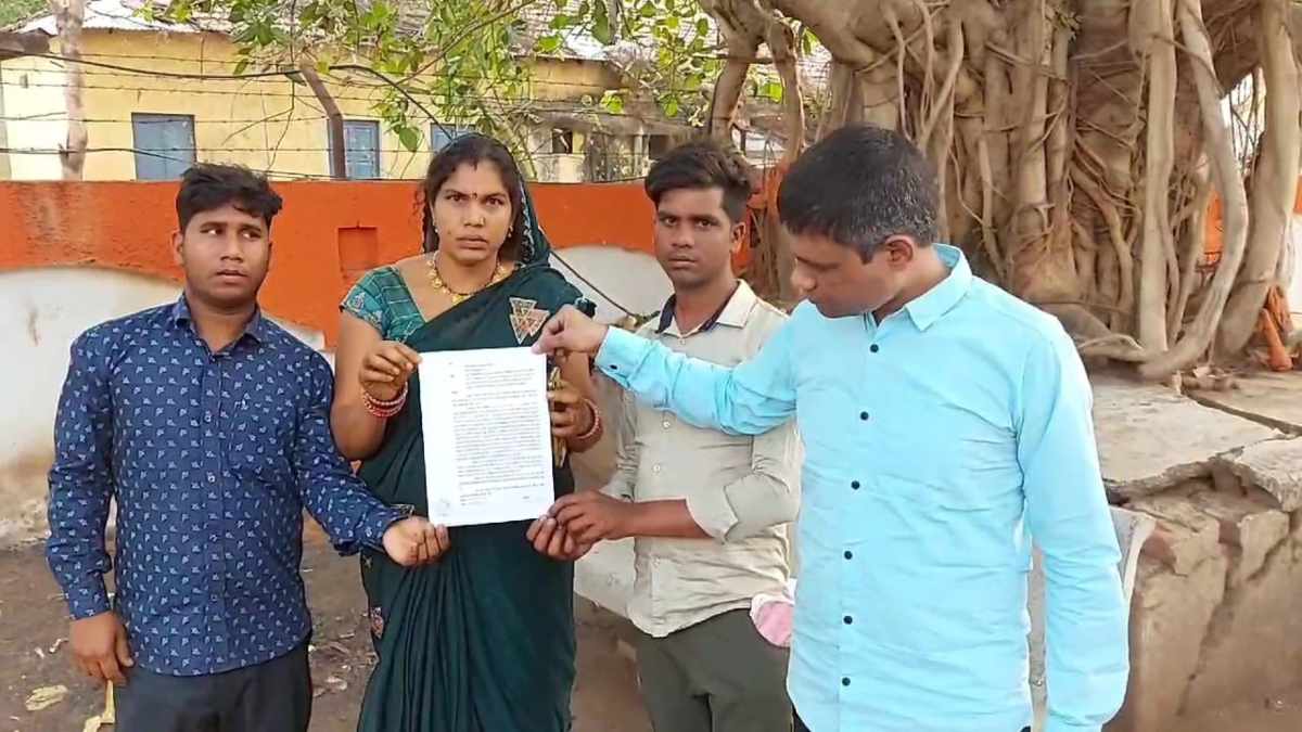 शराब की जांच करने घर पहुंची पुलिस पर चोरी का आरोप, दंपत्ति ने कहा- तलाशी के बाद सोने का लॉकेट और नगदी मिली गायब