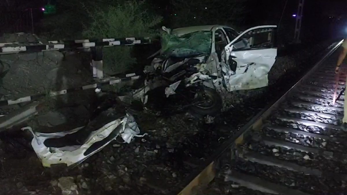 दर्दनाक हादसाः तेज रफ्तार कार रेलवे फाटक तोड़कर ट्रेन से टकराई, एक की मौत, एक छत्तीसगढ़ के अस्पताल में लड़ रहा जिंदगी और मौत की लड़ाई