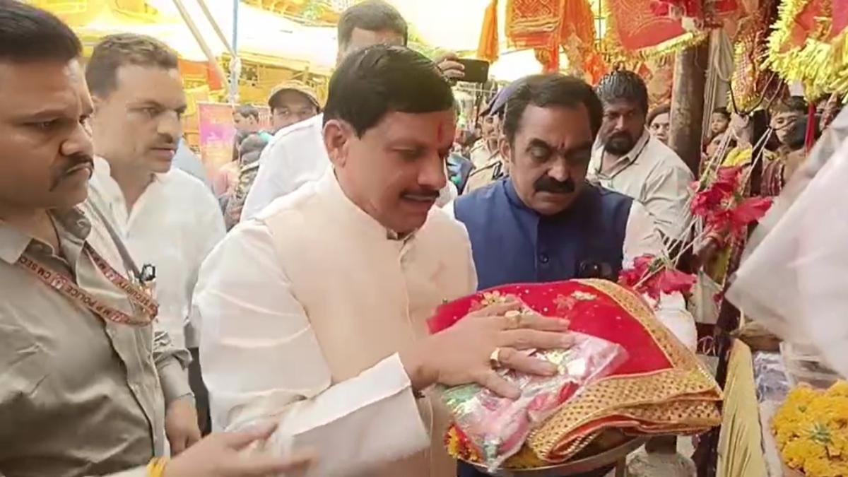 धर्म-कर्मः सीएम मोहन ने बड़ी खेरमाई में टेका मत्था, बोले- माता रानी का आशीर्वाद लेकर मन को अच्छा लगा