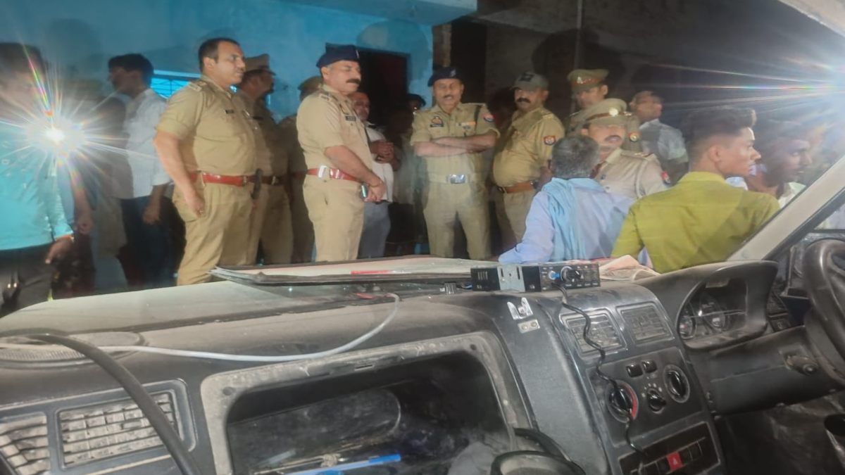 पुलिस की गाड़ी ने महिला को कुचला, हुई मौत, गुस्साए लोगों ने की तोड़फोड़, गाड़ी में मिली शराब की बोतलें, देखें Video