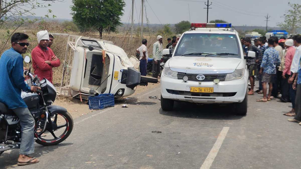ऑटो और बाइक की आमने-सामने भिड़ंत: 1 युवक ने मौके पर तोड़ा दम, 2 घायलों का इलाज जारी