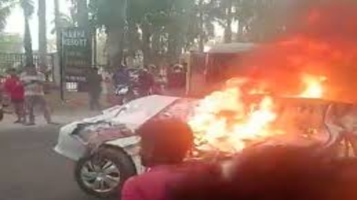 दर्दनाक हादसा : कार पर पलटा चावल से भरा ट्रक, आग लगने से जिंदा जला कार चालक, देखिए Video