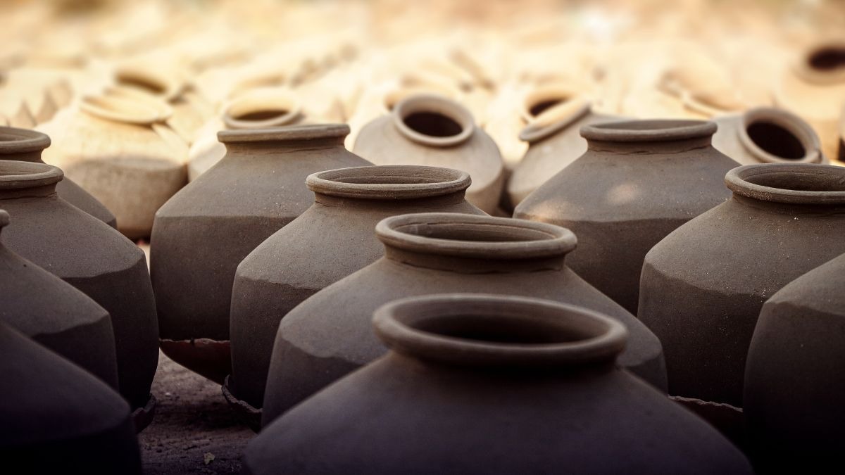 Vastu Tips For Home : घर में काले रंग के मटके में पानी रखना वस्तु के लिहाज से है कितना शुभ, जवाब जानिए यहां…