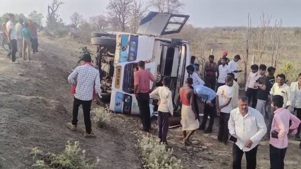 तेज रफ्तार का कहर: पिकअप ने यात्रियों से भरी बस को मारी टक्कर, 20 से अधिक लोग घायल, इलाज जारी