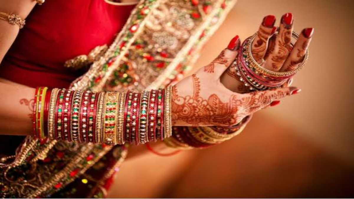 Vastu Tips : सुहागिन महिला के हाथ की चूड़ी चटक जाए तो क्या करें, जाने यहां