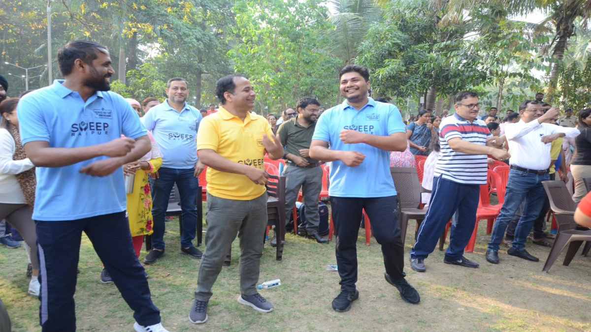 एआईजी ने किया जुंबा तो कलेक्टर ने लगाए ठुमके, जागरूकता रैली में मतदाताओं को वोट डालने का दिया संदेश