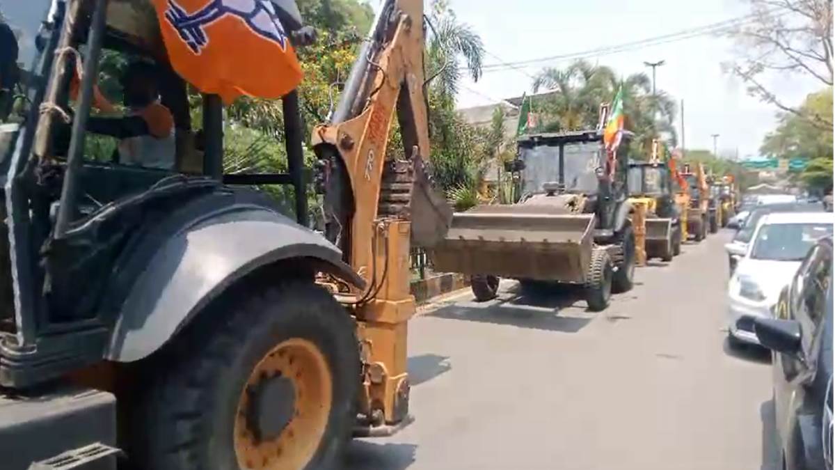 बुलडोजर रैली निकालकर सीएम योगी का हुआ छत्तीसगढ़ में ऐसा स्वागत, देखें वीडियो