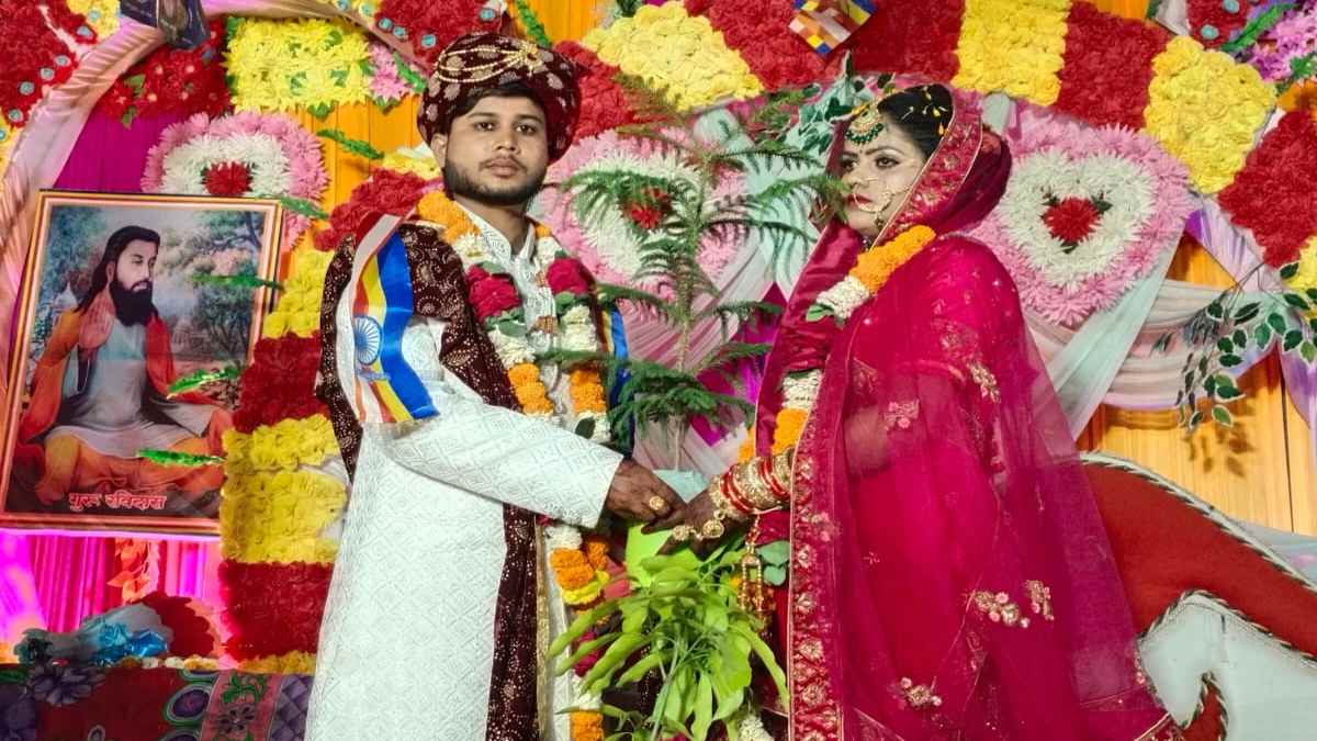 मिसाल : युवक ने दहेज नहीं लड़की वालों से मांगे 11 पौधे, संविधान को साक्षी मानकर की शादी, खूब हो रही चर्चा