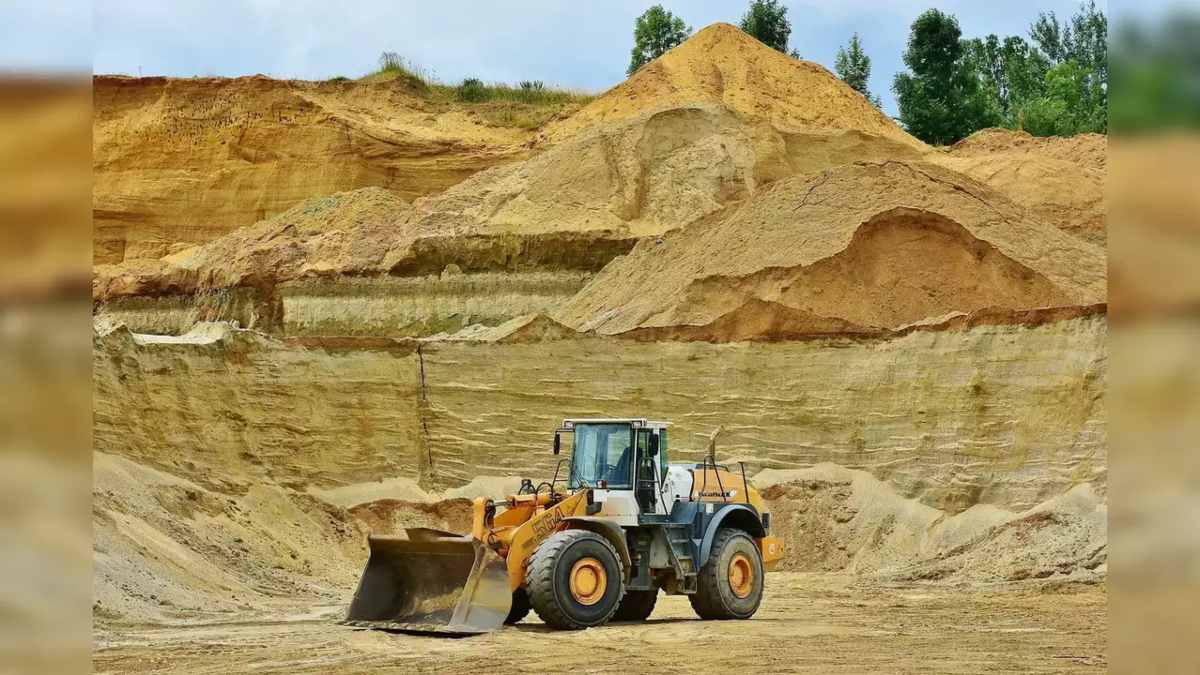 पर्यावरण नियमों को ताक में रखकर धड़ल्ले से अवैध उत्खनन कर रहे रेत माफिया, राजस्व का भी हो रहा नुकसान