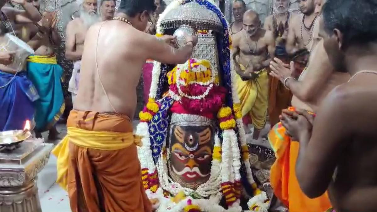 बाबा महाकाल मंदिर उज्जैनः विश्वनाथ काशी की तरह सनातनी वेशभूषा में नो टच पॉलिसी शुरु करने पर श्रद्धालुओं ने दिया जोर