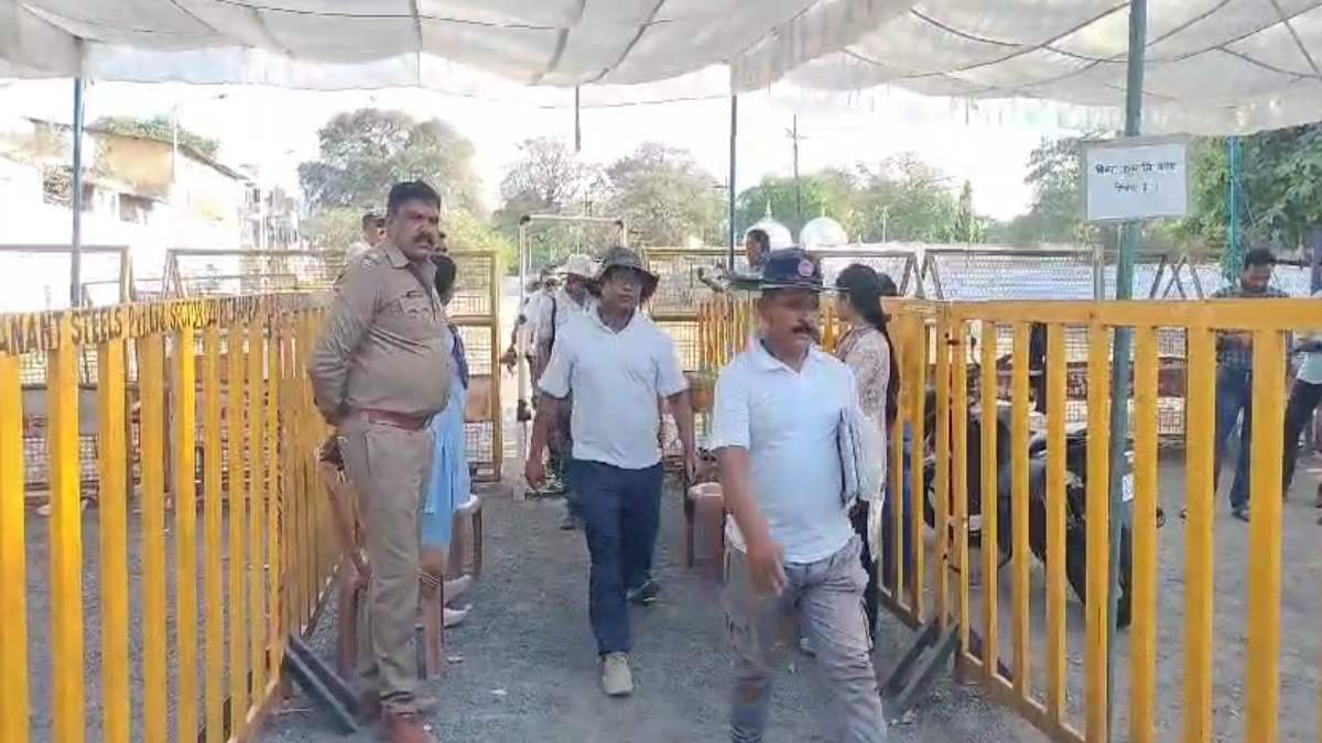Dhar Bhojshala Survey: मुस्लिम पक्ष का दावा, कहा- खुदाई में निकली गौतम बुद्ध की मूर्ति, अधिकारियों पर लगाए जानकारी छुपाने के आरोप, हिंदू पक्ष ने भी इस विषय पर ASI को दिया आवेदन
