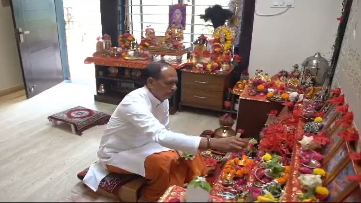 शिवराज ने नामांकन से पहले बंगले में की पूजा अर्चनाः कार्यकर्ताओं के साथ रायसेन हुए रवाना, बोले- प्रथम चरण के छह सीटों पर बीजेपी की जीत पक्की
