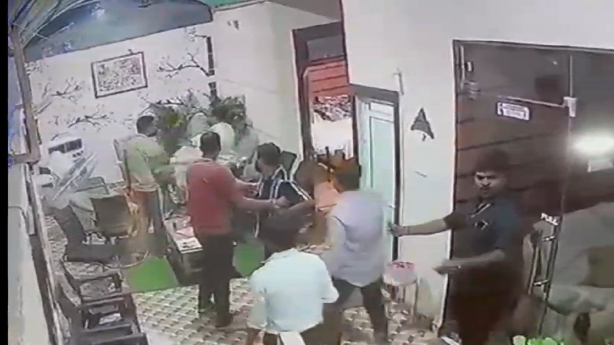 बीजेपी नेता की पिटाईः घर में घुसकर जमकर पीटा, वारदात सीसीटीवी कैमरे में कैद, वीडियो वायरल