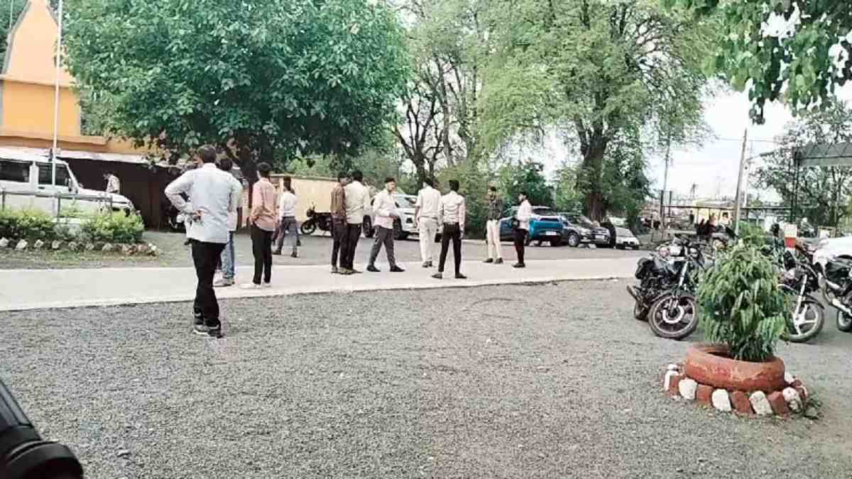 फाइनेंस कंपनी के कर्मचारी से दिनदहाड़े लूट: पैसे से भरा बैग लूटकर भागे बदमाश, मचा हड़कंप