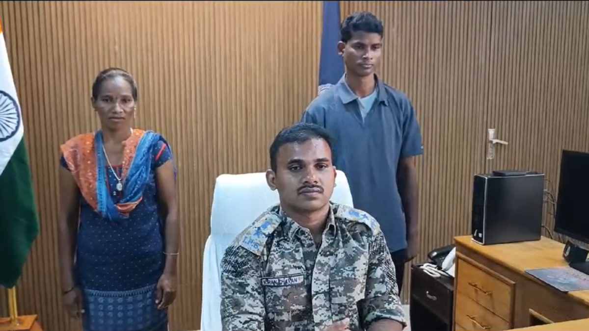 CG NEWS : महिला समेत 8-8 लाख के दो हार्डकोर नक्सलियों ने किया आत्मसमर्पण, हथियार छोड़ समाज के मुख्यधारा से जुड़े