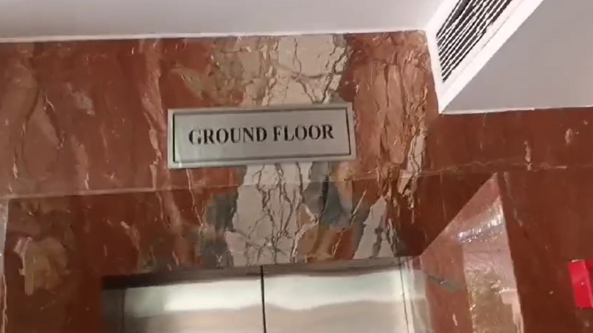 बड़ा हादसा टलाः बिजली गुल होने से लिफ्ट बीच में फंसी, दो बच्चे समेत 3 लोग फंसे, बड़ी मुश्किल से निकले बाहर