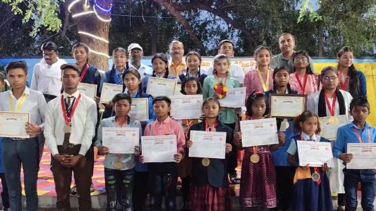 मेधावी स्टूडेंट्स का सम्मान: कलेक्टर ने टॉपर्स को मेडल देकर किया सम्मानित, उज्ज्वल भविष्य की दी शुभकामनाएं