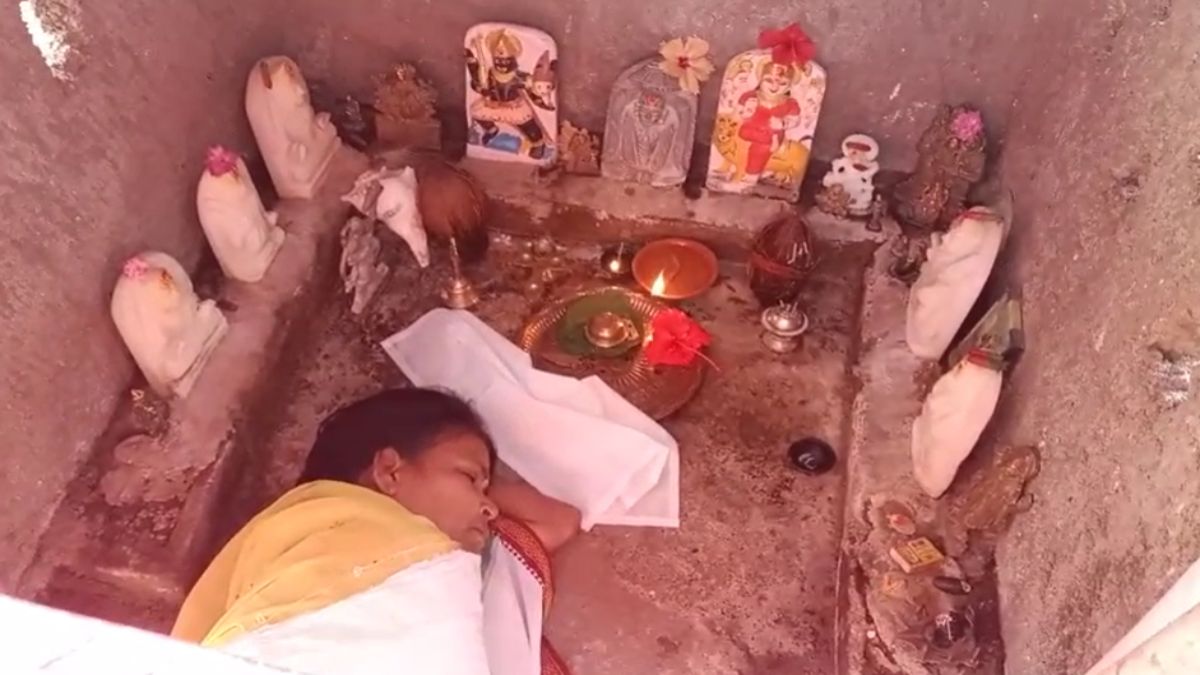 आस्था या अंधविश्वास ? महिला ने देवी मंदिर में जीभ काटकर चढ़ा दी, बोली सपने में आई थी देवी दुर्गा