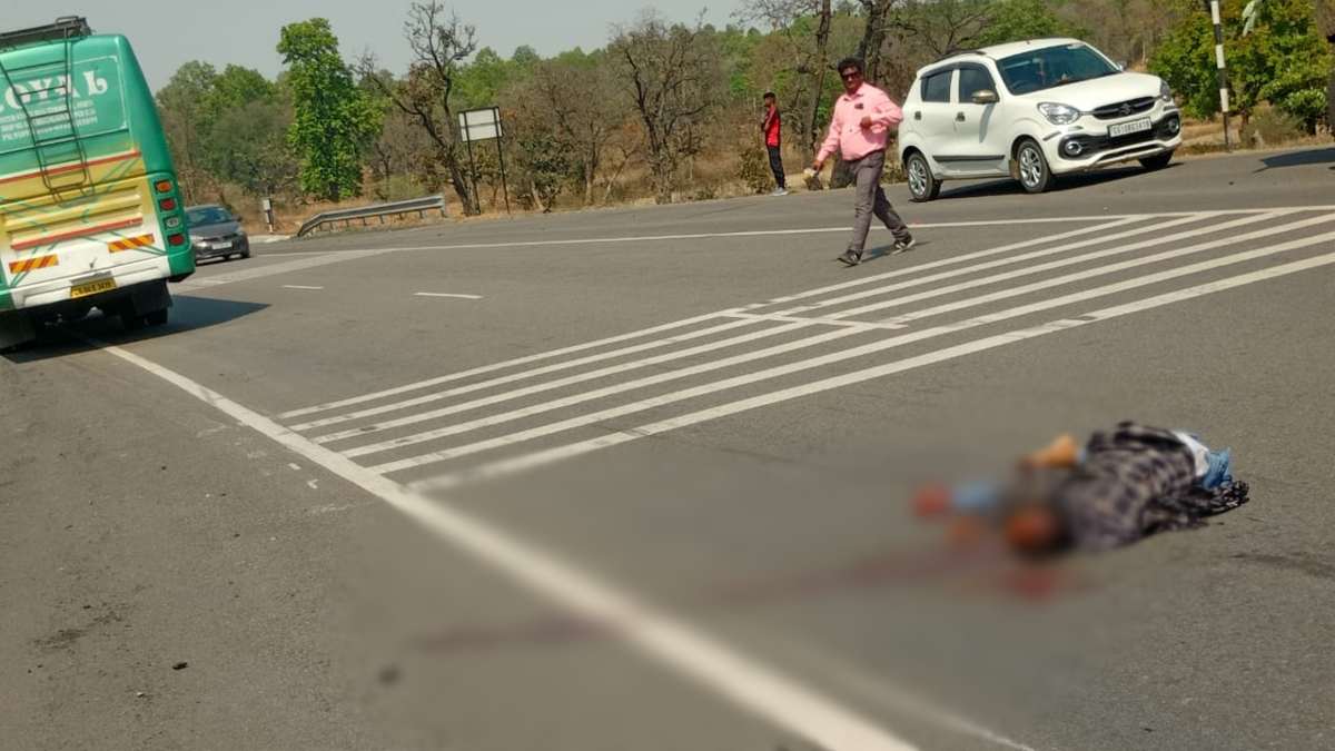 CG ACCIDENT NEWS : तेज रफ्तार बस ने बाइक सवरों को रौंदा, दर्दनाक हादसे में मामा-भांजे की मौके पर मौत