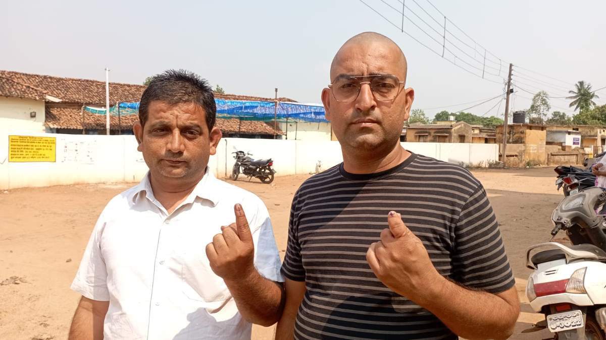 अपने भाई की मौत के गम को भुलाकर पोलिंग बूथ पहुंचकर किया वोट, पेश की मिसाल