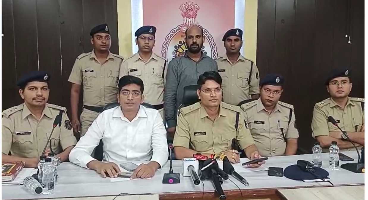 CG CRIME : पैसा दोगुना करने का झांसा देकर करोड़ों की धोखाधड़ी, पति गिरफ्तार, प​त्नी की तलाश में जुटी पुलिस