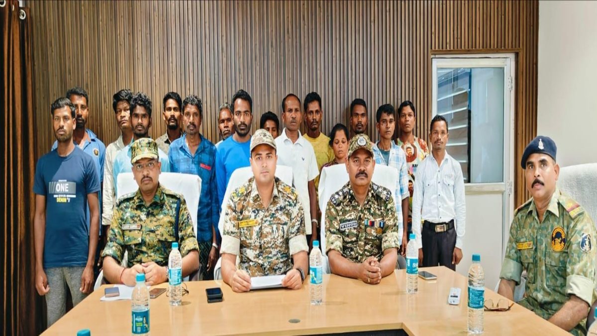 हिंसा की राह छोड़कर 16 माओवादियों ने किया आत्मसमर्पण, 8 और 5 लाख के इनामी नक्सली भी शामिल