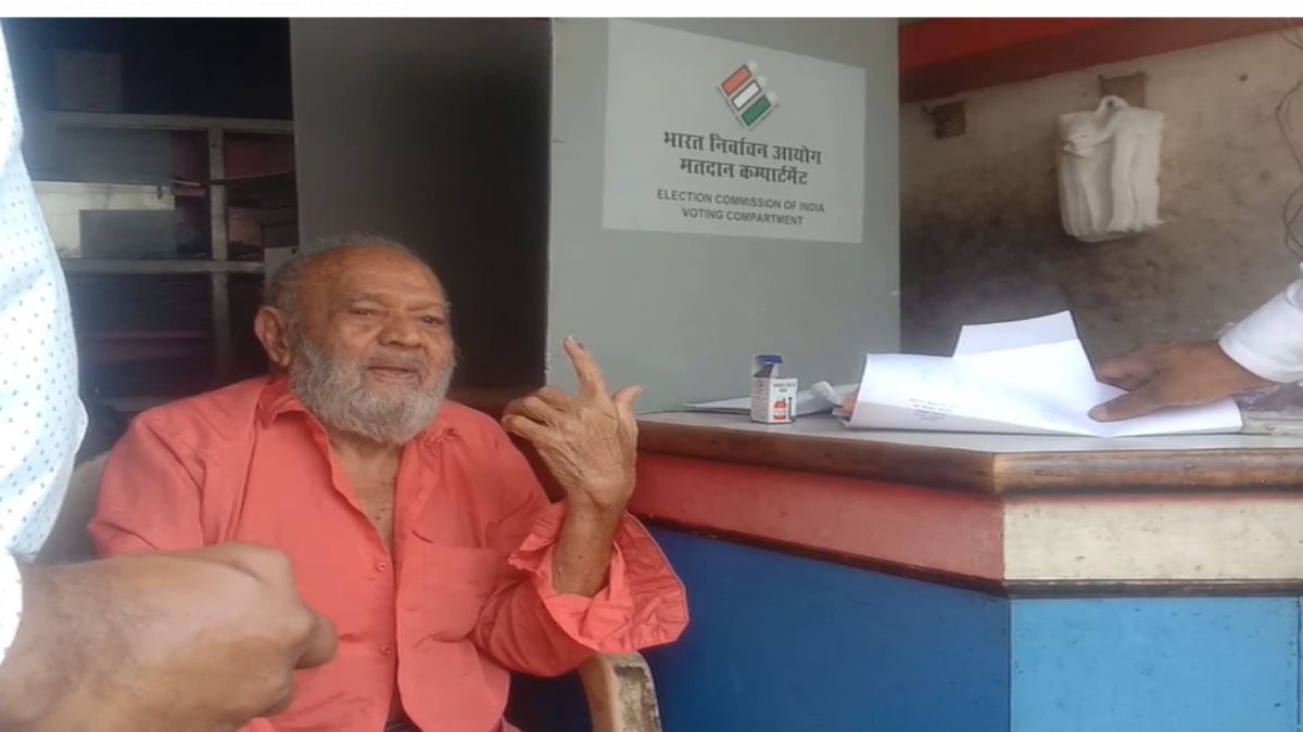 वरिष्ठ और दिव्यांग मतदाताओं के घर पहुंचे मतदान अफसर, 131 वोटर्स ने की होम वोटिंग, बने लोकतंत्र के महापर्व के भागीदार