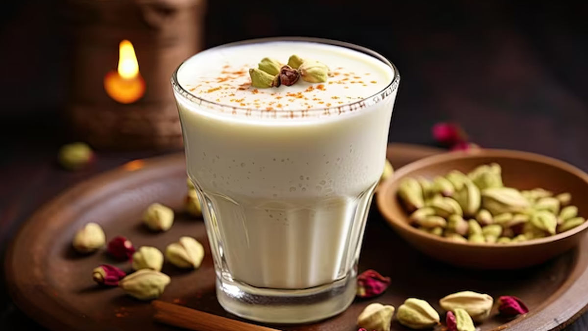 Lassi Recipe : लस्सी को बनानी है गाढ़ी और मलाईदार, तो शक्कर डालने के समय का रखें ध्यान