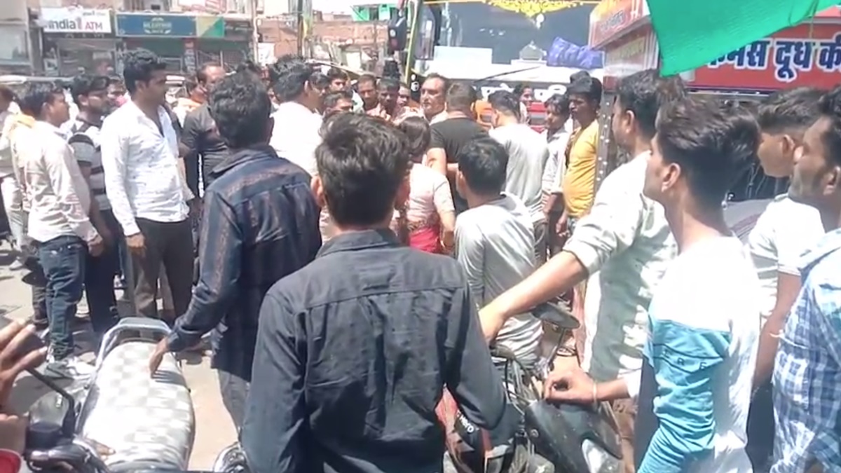 वर्दी की गर्मी: बस में बैठे दंपति से 3 पुलिसकर्मियों ने की मारपीट, पत्नी ने पति की सीट पर बैठने से मना किया तो कर दी पिटाई, Video Viral