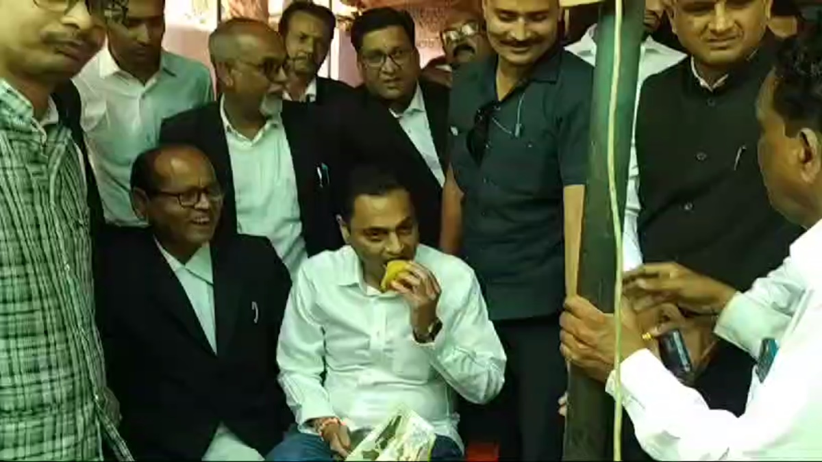 क्या-क्या करना पड़ रहा! नकुलनाथ ने वकीलों के साथ गरमा-गरम समोसे का उठाया लुफ्त, Video वायरल
